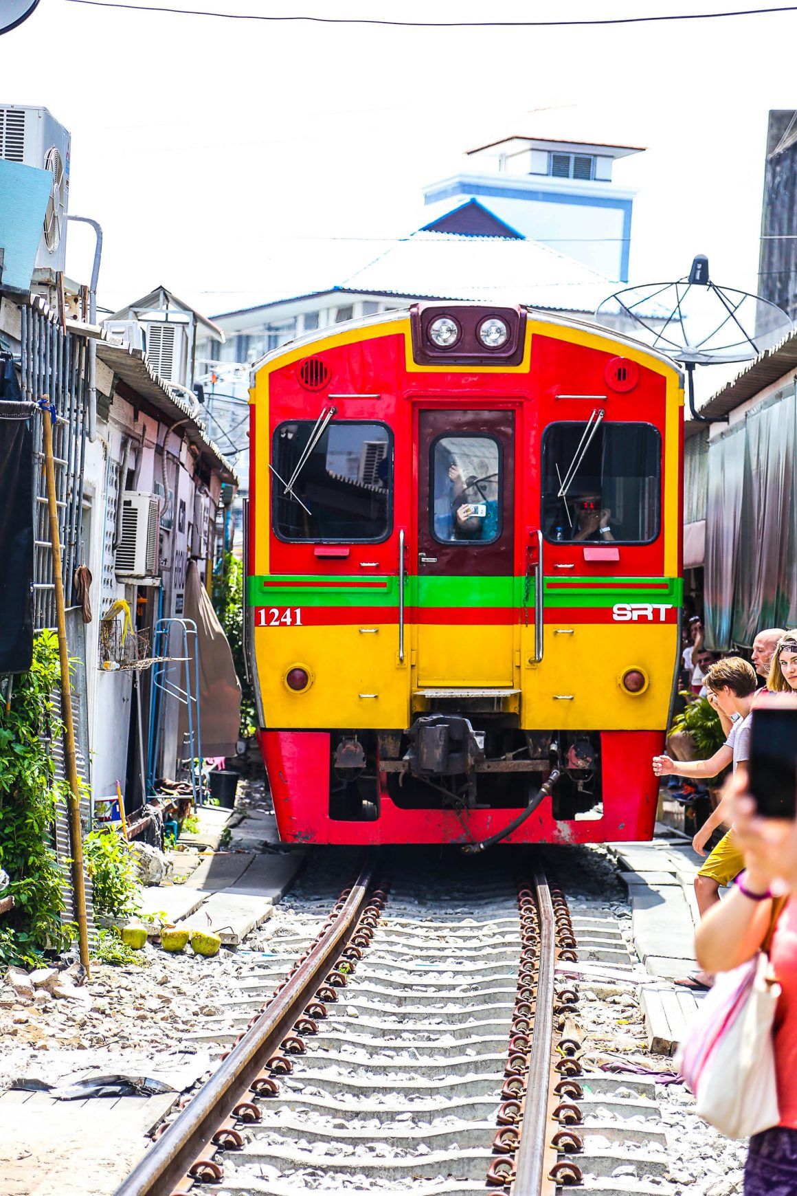 Pinterest:  Marché ferroviaire : le marché du ferrovie à Bangkok |  je nourris