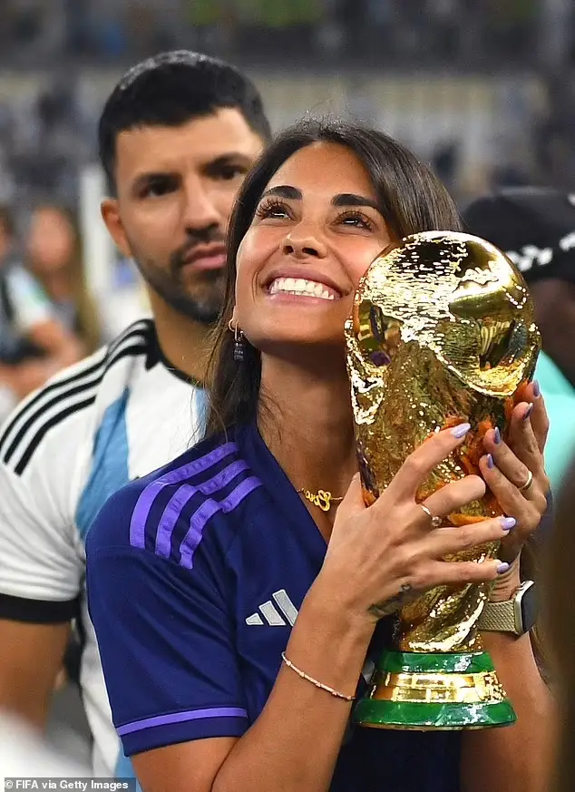 Football WAGS of Argentina’s World Cup heroes kiss the trophy|Pinterest