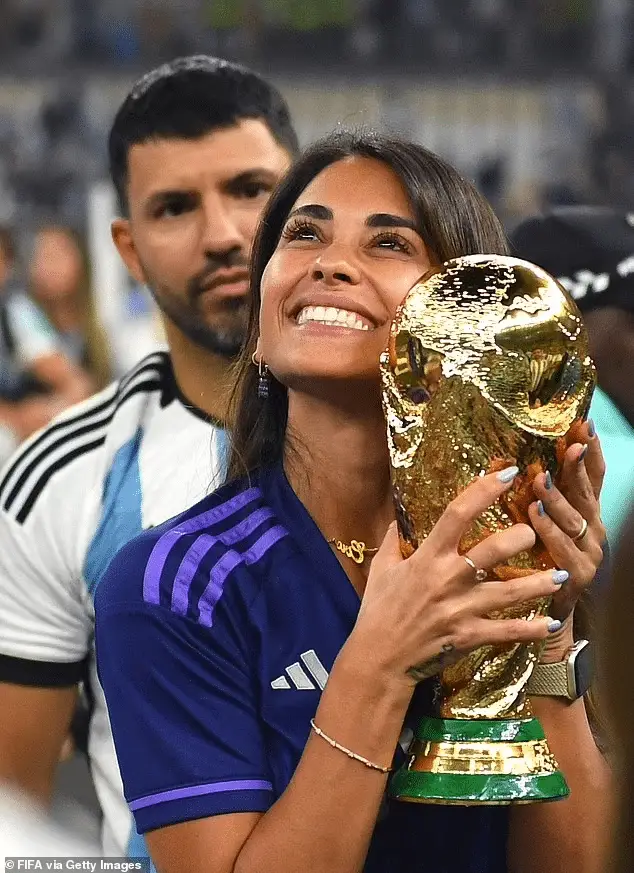 Football WAGS des héros argentins de la Coupe du Monde embrassent le trophée
|Pinterest